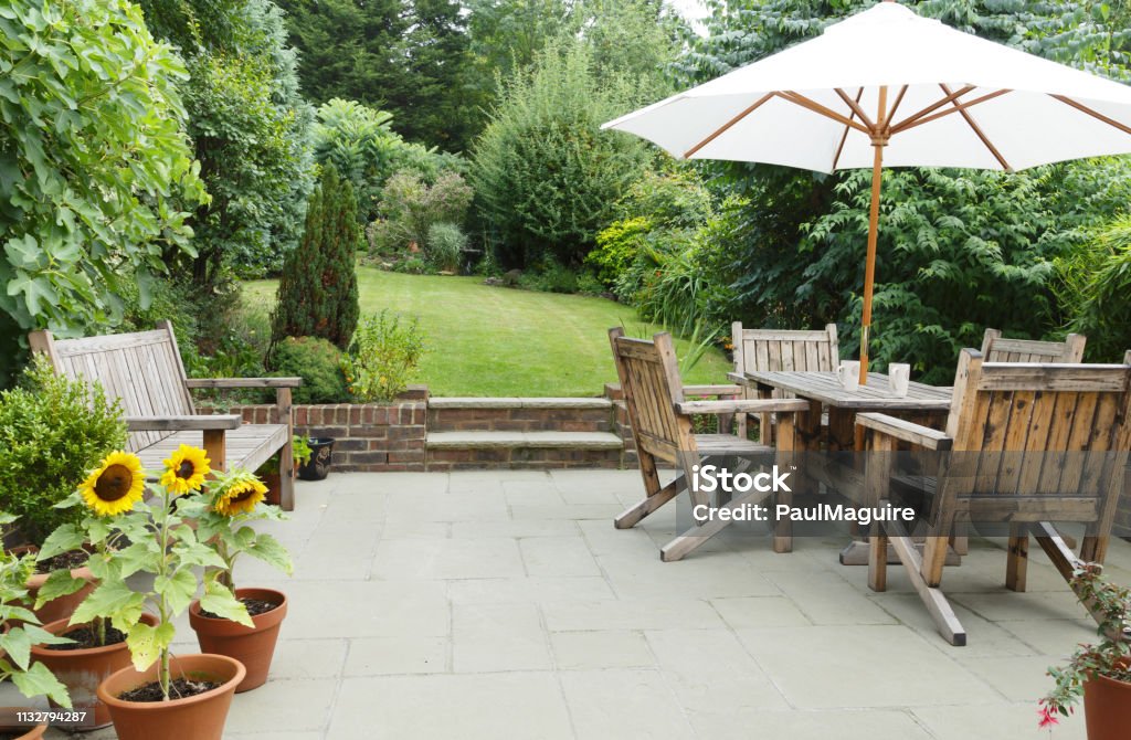 Gartenweg mit Bepflanzung